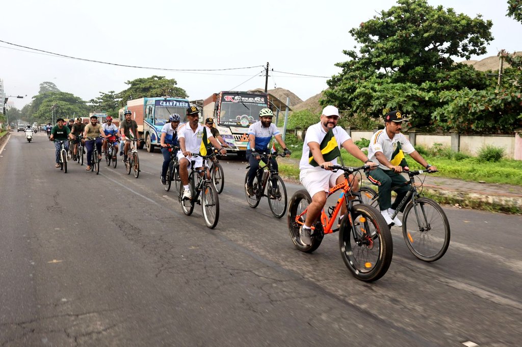 DefencePROTvm's tweet photo. Soldiers, children of 122 Infantry Battalion (TA) MADRAS, #Kappad Riders Cycling Club,&amp; civil cycling enthusiasts, organised a 25 KM #cyclothon in #Kozhikode to commemorate 25 years of #KargilVijayDiwasRajatJayanti . The crowd cheered saluting the brave hearts. @giridhararamane https://t.co/A4qIRRXUmp