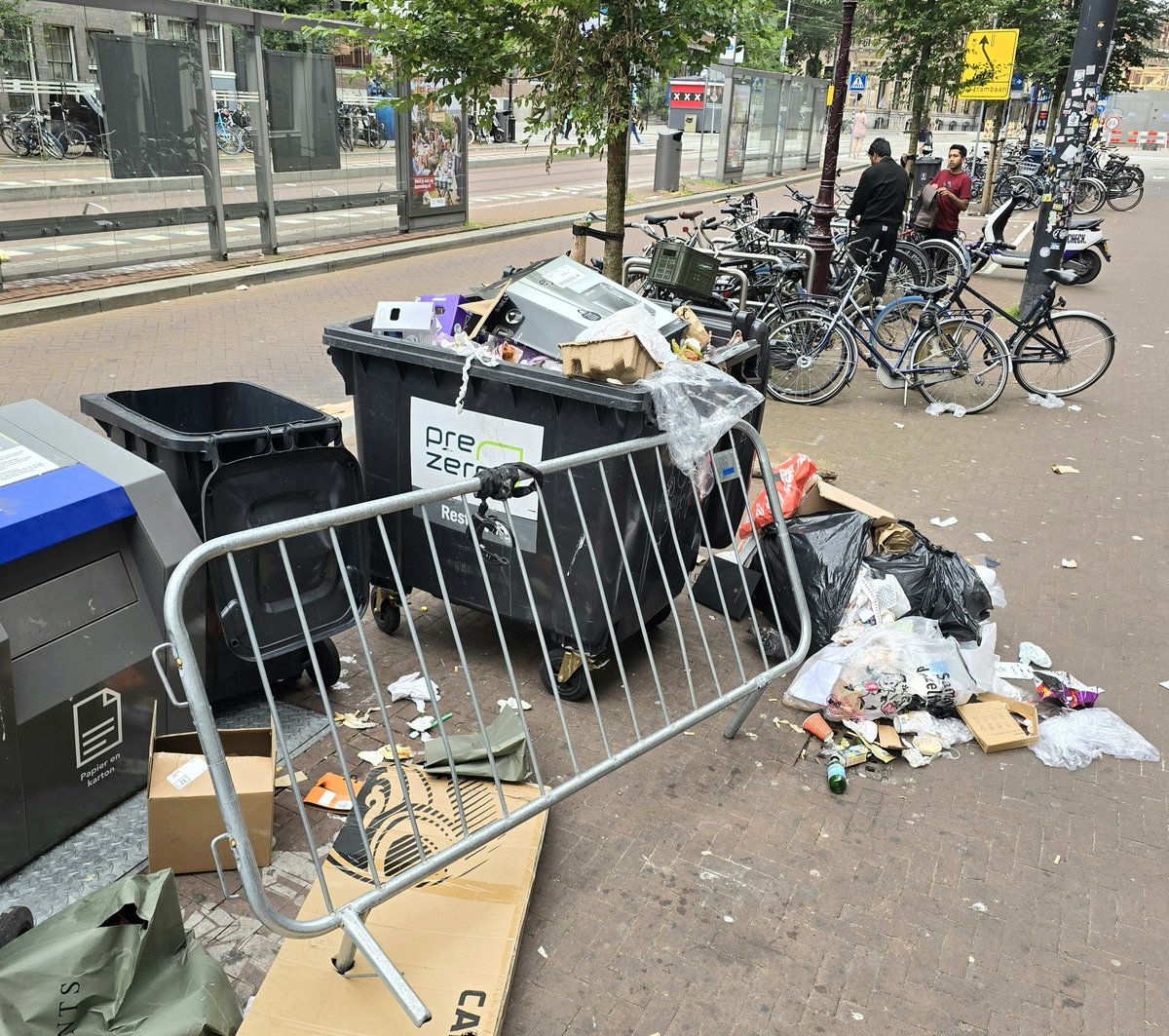 MarcelDellebeke's tweet image. #Amsterdam @020centrum zondagochtend samengevat in 1 foto 

#vuilnisbelt #dumpzone #ongediertecultivering 
#handhaving
#hahahandhaving
#hopeloos