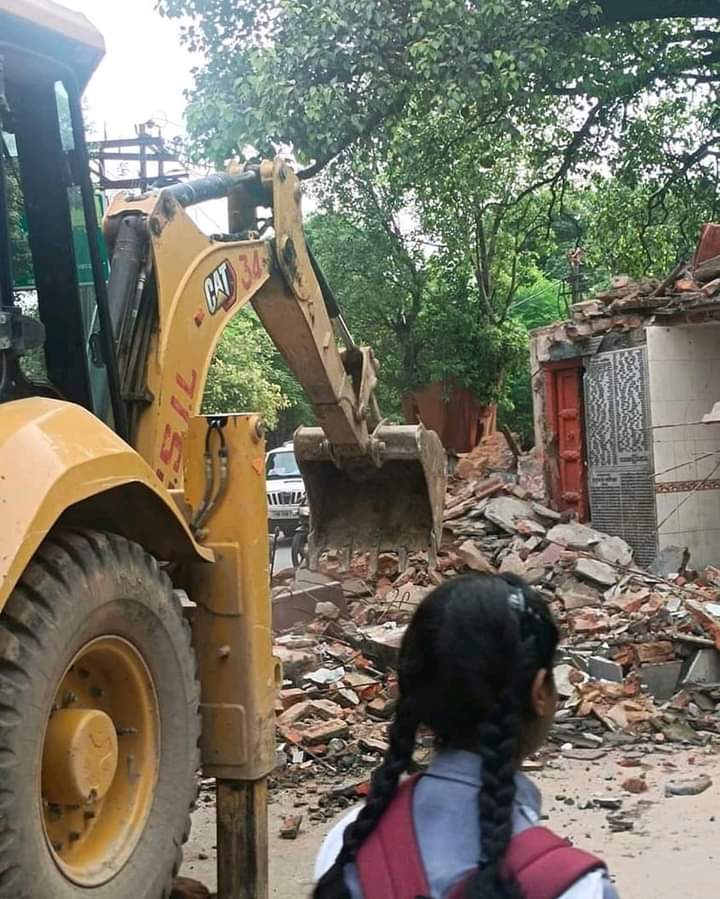 obsolete_utopia's tweet photo. दो तस्वीर... बनारस की।।

पहले में सुंदरपुर नरिया मार्ग पर स्थित हनुमान मंदिर को तोड़ दिया गया,पीपल के पेड़ काट दिए जायेगे क्योंकि संभवत: विकास की मार्ग में बाधा बन रहे होंगे। यहां तक ठीक है क्योंकि अगर मंदिर में बीच रास्ते से हटाकर किनारे शिफ्ट कर दिया जाए और उसे और 

+

+
1/n https://t.co/TWCY9Fj5YS
