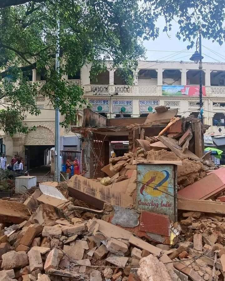 obsolete_utopia's tweet photo. दो तस्वीर... बनारस की।।

पहले में सुंदरपुर नरिया मार्ग पर स्थित हनुमान मंदिर को तोड़ दिया गया,पीपल के पेड़ काट दिए जायेगे क्योंकि संभवत: विकास की मार्ग में बाधा बन रहे होंगे। यहां तक ठीक है क्योंकि अगर मंदिर में बीच रास्ते से हटाकर किनारे शिफ्ट कर दिया जाए और उसे और 

+

+
1/n https://t.co/TWCY9Fj5YS