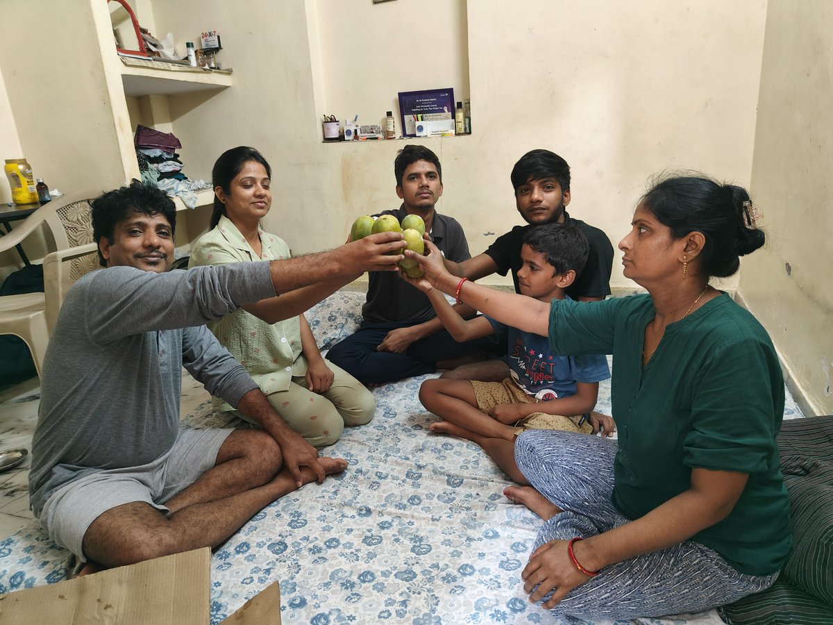inder_Belag's tweet photo. असर ये तेरे अन्फ़ास-ए-मसीहाई का है 'अकबर'
इलाहाबाद से लंगड़ा चला लाहौर तक पहुँचा।
-अकबर इलाहाबादी।
आज ��ुबह हमने आमोत्सव मनाया। लंगड़ा आम की लगभग 6 किलो की पेटी के साथ चीयर किया।
#LangraMango https://t.co/dCviREzr4h