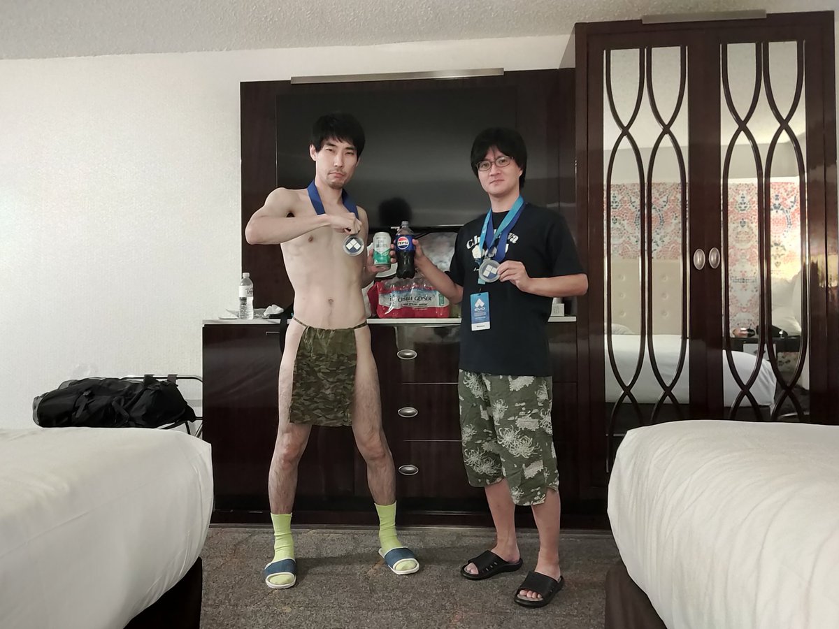 880880880880's tweet photo. ベガス時刻0034
ホテルに戻って部屋で乾杯
服があれなのはシャワー浴びようとして突然乾杯の写真を撮ろう！って思いついたので

#evo2024 https://t.co/bvDueLmg3y