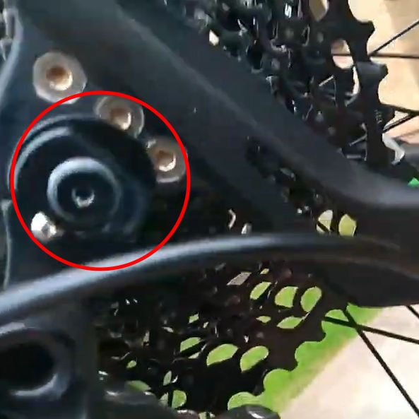 3GrandTours's tweet photo. Hi @boardmanbikes @Halfords_uk I'm really struggling to source a replacement nut/bolt for the rear thru axle on my 2016 Boardman Pro 29er MTB. Couple of photos highlighting what I'm looking for. Would really appreciate it if you could tell me where I can buy please 🙏 https://t.co/849PX9UMjI