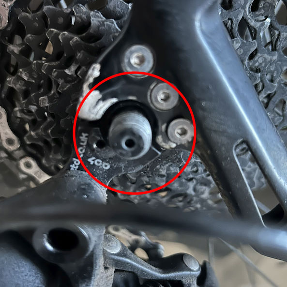 3GrandTours's tweet photo. Hi @boardmanbikes @Halfords_uk I'm really struggling to source a replacement nut/bolt for the rear thru axle on my 2016 Boardman Pro 29er MTB. Couple of photos highlighting what I'm looking for. Would really appreciate it if you could tell me where I can buy please 🙏 https://t.co/849PX9UMjI