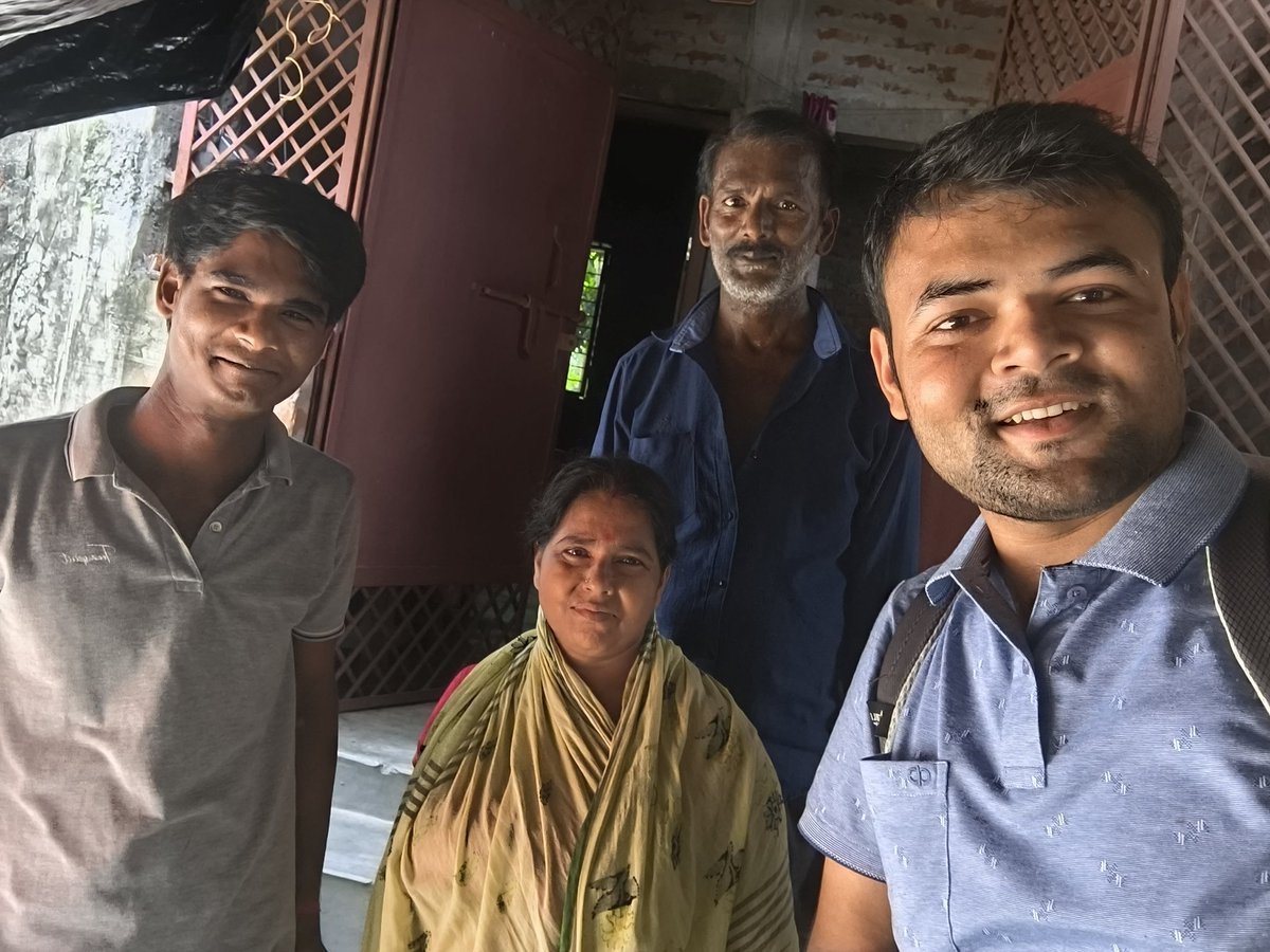 Aftab_Nasir_hd's tweet photo. 21-07-2024
आज मैं अपने एक दोस्त के घर गया।
वो लोग न जानें कितने वर्षों से कभी साथ में फोटो नही खिंचवाए थे, मैने खींच दिया।
कभी कभी बचकाना हरकत से अगर किसी के जीवन में खुशी आ जाए तो बचकाना हरकत कर लेना चाहिए।
#sunday
#lifeisbeutiful
#HappyGuruPurnima https://t.co/pJWns7KQpX