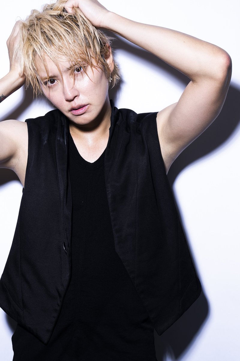 YuyaTegoshi1054's tweet photo. 今日めちゃくちゃ暑くない？ロケしてるけど少し外出るだけで汗だくよー。。
でも楽しく撮影してます✌️
みんなも水分補給忘れずになー！
ということでステージ後汗だくな俺ですww

Isn't it crazy hot today? I'm sweating just going outside for a minute.
 But we're having fun shooting. ✌️
 Don't forget to stay hydrated!
 That's me sweating after the stage.
