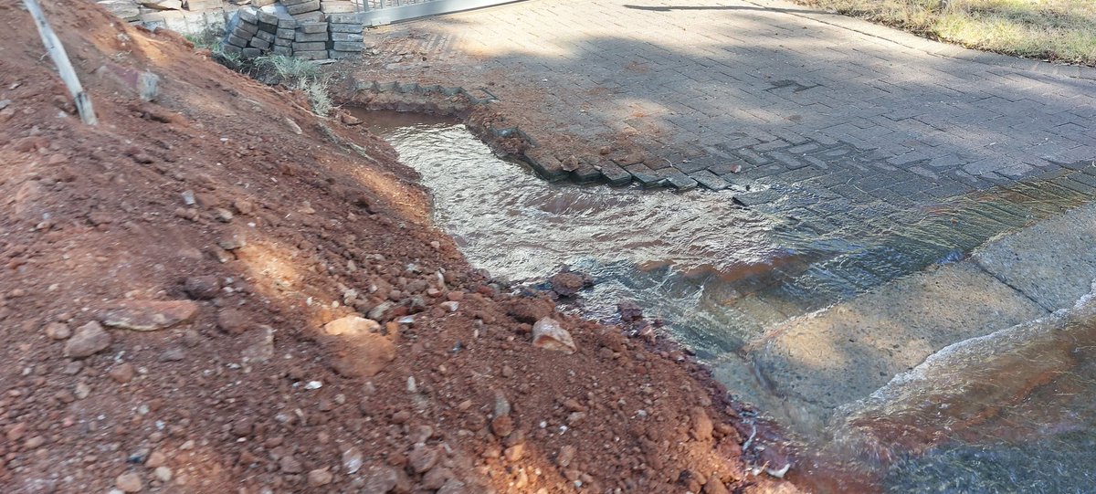 JonathanLevin8's tweet photo. @CityofJoburgZA @JHBWater please urgently attend to this burst water pipe near exposed @CityPowerJhb cables... 47 Leigh Avenue, Glenhazel 2192 https://t.co/h2QaQC0qkx