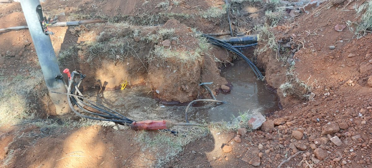JonathanLevin8's tweet photo. @CityofJoburgZA @JHBWater please urgently attend to this burst water pipe near exposed @CityPowerJhb cables... 47 Leigh Avenue, Glenhazel 2192 https://t.co/h2QaQC0qkx
