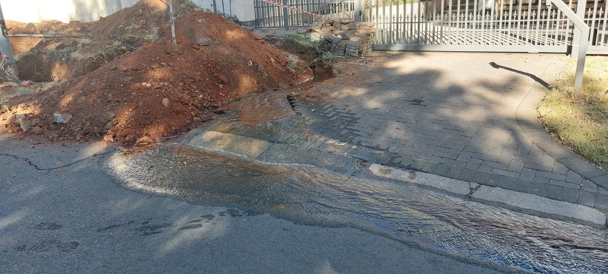 JonathanLevin8's tweet photo. @CityofJoburgZA @JHBWater please urgently attend to this burst water pipe near exposed @CityPowerJhb cables... 47 Leigh Avenue, Glenhazel 2192 https://t.co/h2QaQC0qkx