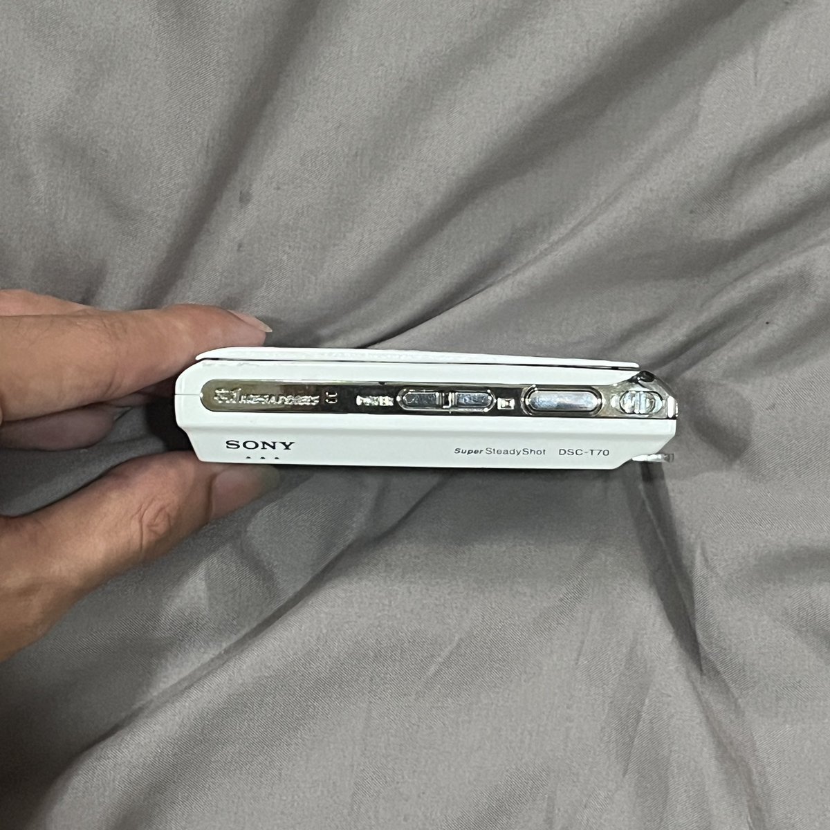 ttanasitt's tweet photo. 🎲 Sony  dsc T70 🎲 บอดี้สวย จอสวย ถ่ายได้ปกติ ซูมลื่น เเฟรชออก 
🌟ราคา 1850 ฿ ส่งฟรี
📍ตำหนิ ฝาเเบตล็อคไม่อยู่ เเต่มีที่ล็อคเเบตเเบตไม่หลุดออกมาคั้บบ
📌 กล้อง เเบต สายคล้อง
✅  ดูรูปเพิ่มเติม dm มาได้เลยย
#กล้องดิจิตอลมือสอง #กล้องดิจิตอล #ส่งต่อกล้อง #digitalcamera https://t.co/c1r2uuWvGj