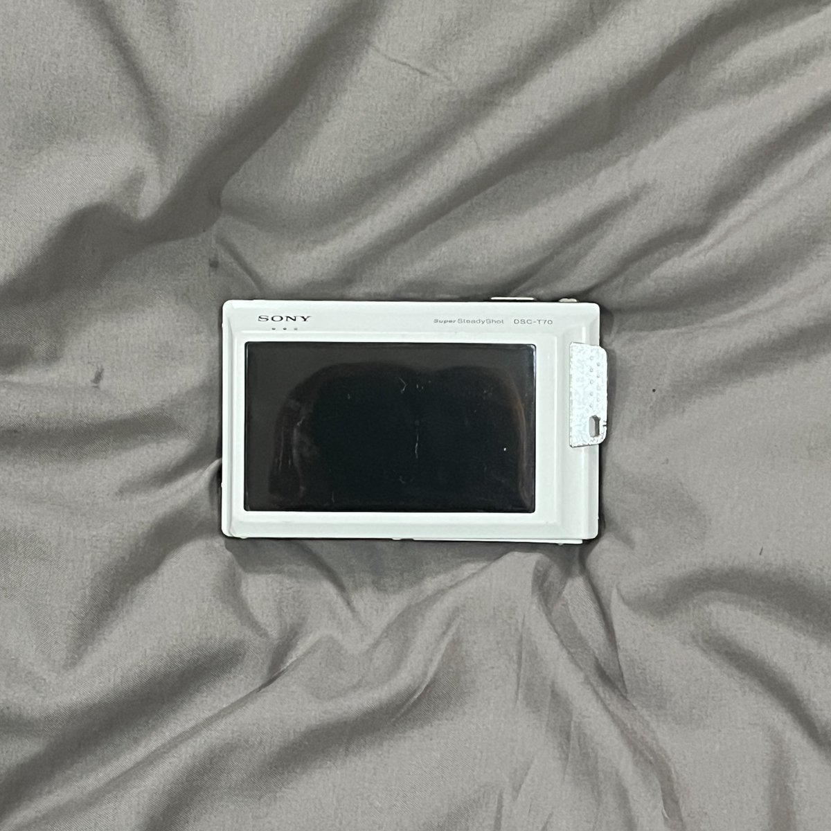 ttanasitt's tweet photo. 🎲 Sony  dsc T70 🎲 บอดี้สวย จอสวย ถ่ายได้ปกติ ซูมลื่น เเฟรชออก 
🌟ราคา 1850 ฿ ส่งฟรี
📍ตำหนิ ฝาเเบตล็อคไม่อยู่ เเต่มีที่ล็อคเเบตเเบตไม่หลุดออกมาคั้บบ
📌 กล้อง เเบต สายคล้อง
✅  ดูรูปเพิ่มเติม dm มาได้เลยย
#กล้องดิจิตอลมือสอง #กล้องดิจิตอล #ส่งต่อกล้อง #digitalcamera https://t.co/c1r2uuWvGj