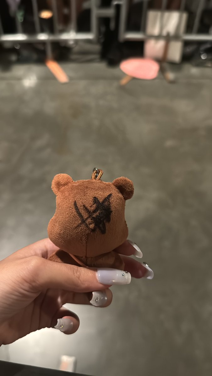 lovesegno's tweet photo. i’m not ok. i can’t believe jongho signed my keychain 🥹#ATEEZ #ATEEZTOUR #ateez_towardsthelight #ATEEZinLA https://t.co/P2Aa1BFAsk