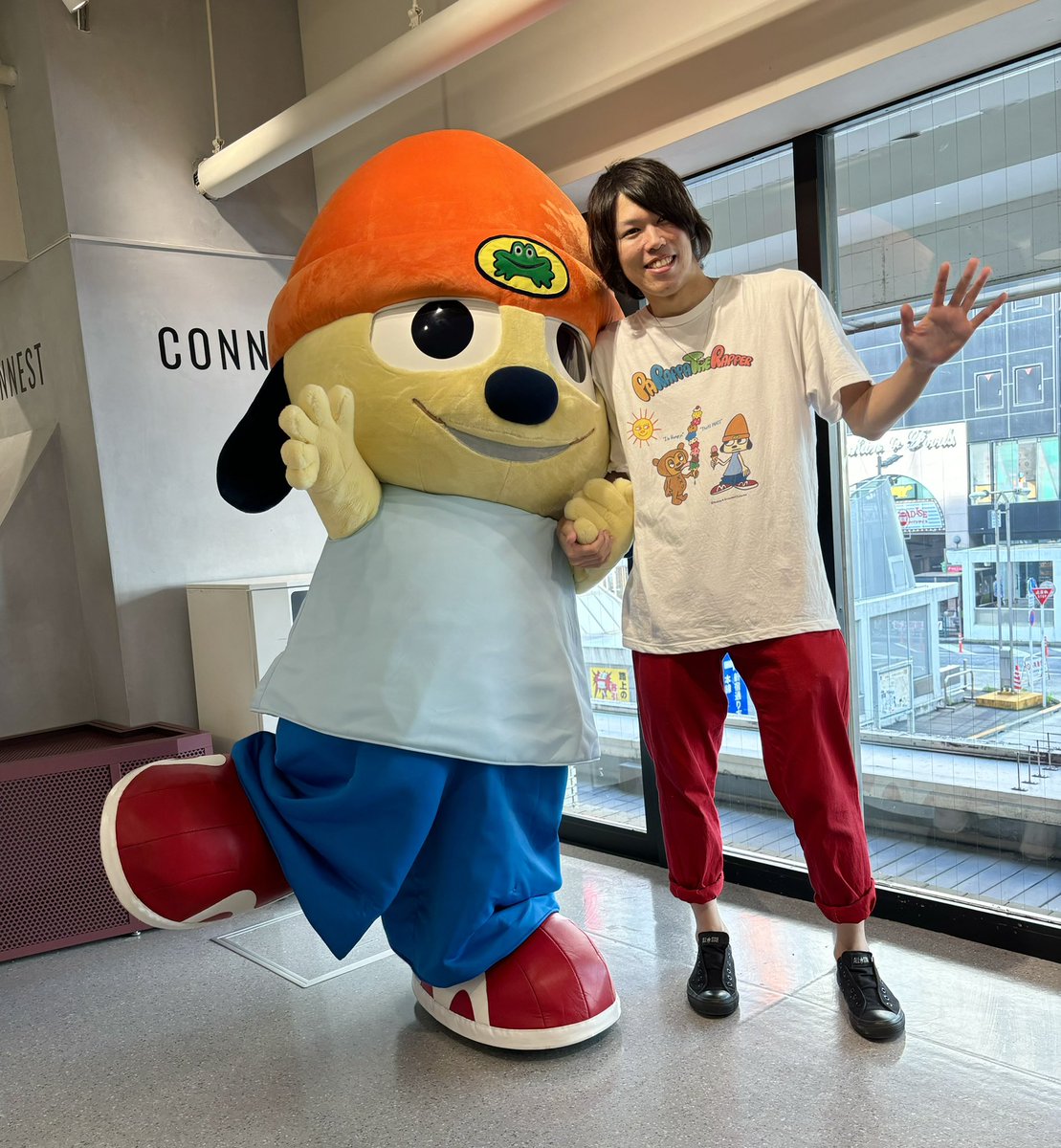 RodneyFundotcom's tweet photo. パラッパのTシャツを着て、パラッパに会いに来てくれた「たかはしみそ」さん、ありがとうございました😭
LUMINE EST新宿のパラッパ来店イベントも17時からの部で最後になります。
「connEst」2F連絡通路
#パラッパ #パラッパラッパー #アバハウス #laroute https://t.co/weNKWJEx2I