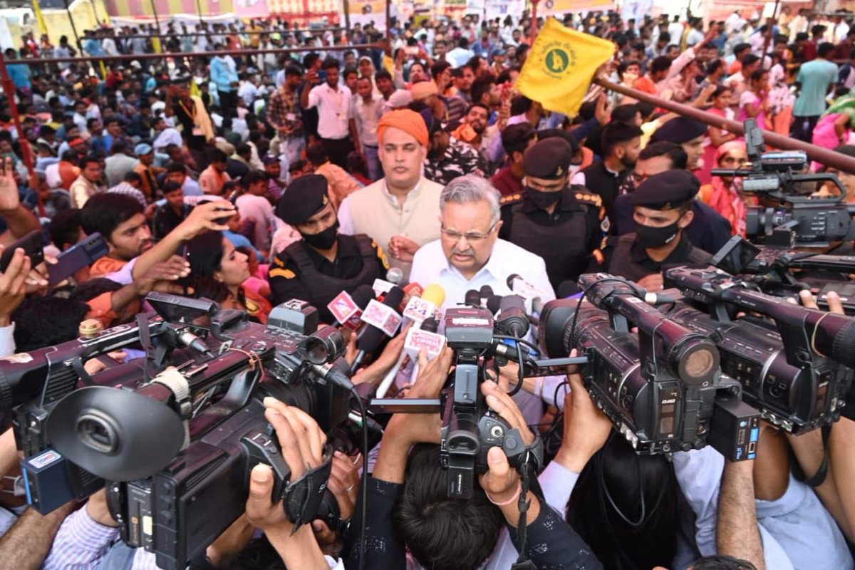 राजनीति में मेरा पितातुल्य <a href="/drramansingh/">Dr Raman Singh</a> जी मेरे गुरु है सदैव उनका स्नेह और आशीर्वाद मुझे प्राप्त हुआ! आज गुरु पूर्णिमा के अवसर पर उन्हें कोटि कोटि प्रणाम करता हूँ 🙏🙏🌹