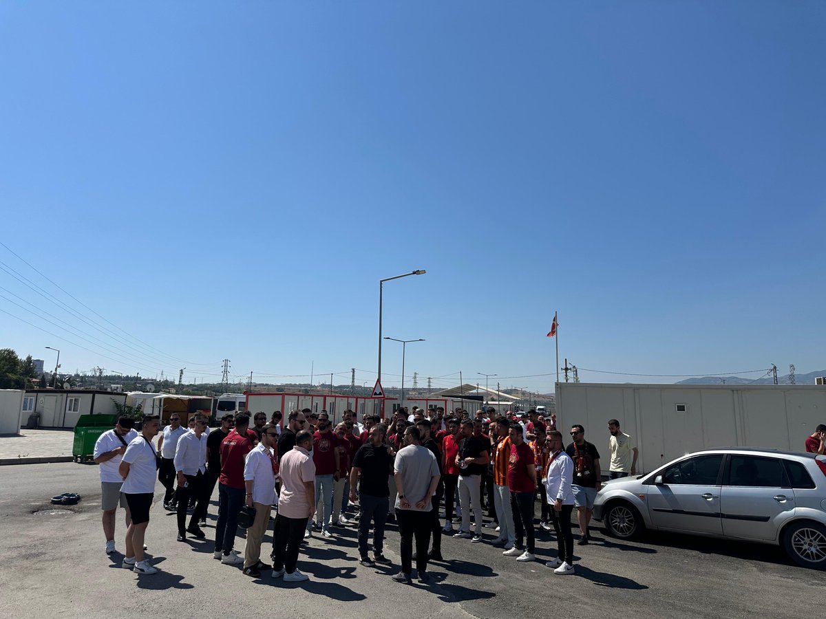 uAYurtici's tweet photo. ultrAslan Yurtiçi Temsilciler toplantısı öncesi Galatasaray Konteyner Kent’te temsilciliklerimiz ile birlikte kahvaltı programını gerçekleştirdik. #uAYurtiçi https://t.co/TiimaluMK3