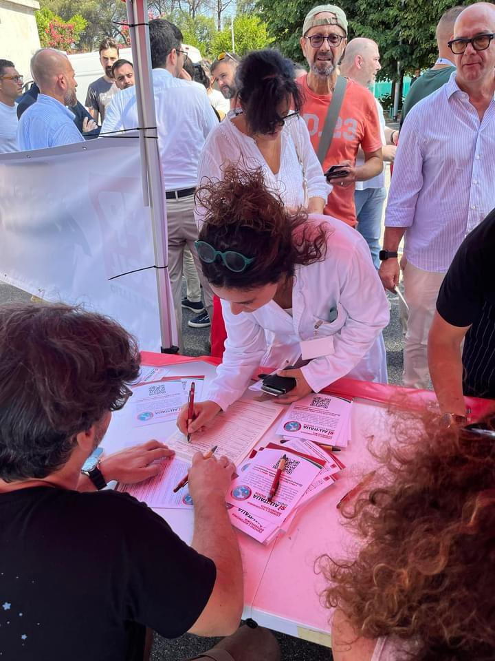 fpcgil_internaz's tweet photo. È iniziata la campagna di raccolta firme per il #referendum contro la #autonomiadifferenziata ! 

Contro una legge che aumenta le disuguaglianze e i divari!

Contro la privatizzazione dei servizi pubblici!

Per il diritto alla salute! https://t.co/T44qpllFQV