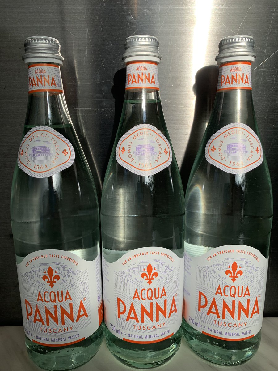 VindAnge1's tweet photo. [拡散希望]
本日届いたアクアパンナ1ケース。新品でこんなに量が違うって何で😅
誰かわかる人いませんか💦
#acquapanna #ミネラルウォーター #750ml #絶対違う https://t.co/xfN7HutNiv
