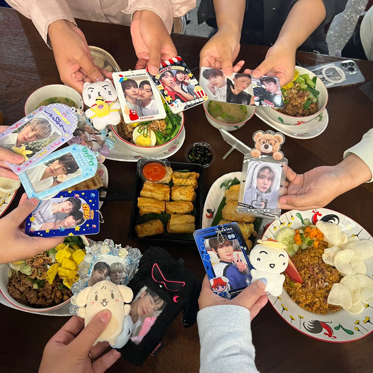 atzxoxo's tweet photo. finally met up with my bestinys!! @mooiseer @Jhonthor__ @sannuno1117 @atzst8 @yunhosIight  🥰 still waiting for @SSF015 🫶 https://t.co/RIUY6rkVv5