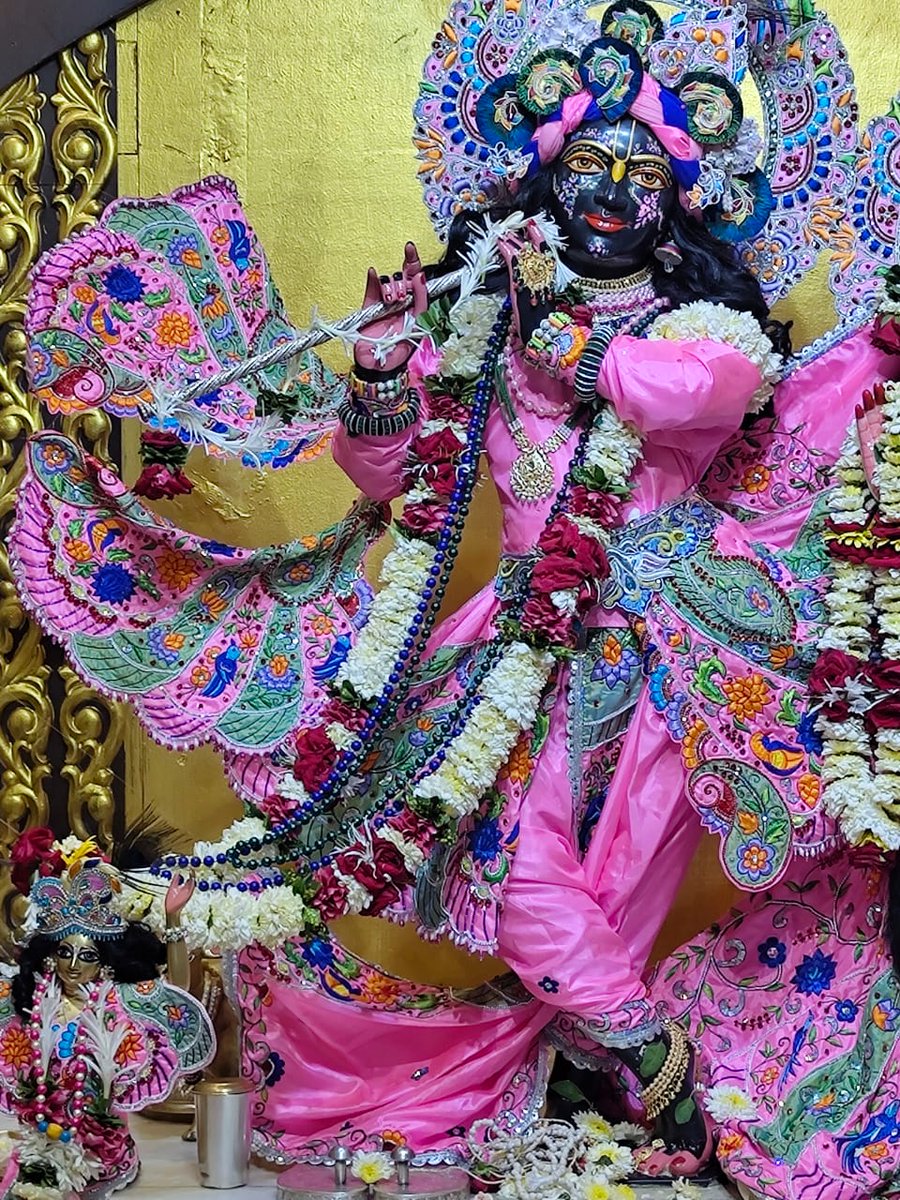IskconAmravati's tweet photo. ━❀꧁𝐻𝑎𝑟𝑒 𝐾𝑟𝑖𝑠ℎ𝑛𝑎꧂❀━

     🙏🏽 Sringar Aarti Darshan 📿
   🌷Sri Sri Rukmini Dwarkadhish || ISKCON Amravati🌷

  ━❀꧁21/07/2024 ꧂❀━

#ISKCON #iskconamravati #krishnaconsciousness #Krishna #krishnaquotes #krishnalove #radhakrishna #RadheShyam #Temple #amravati https://t.co/ZCgnm3LR0G