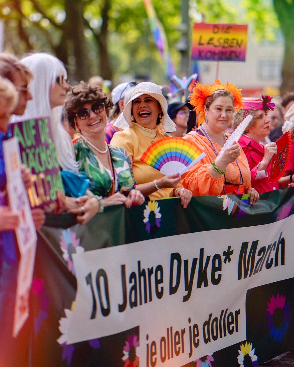 katdro's tweet image. Zum 33. Mal feiert #Köln mit großer Begeisterung, Selbstbewusstsein und Freude den #ColognePride 🌈🌈🌈

Mit dem Motto „Für Menschenrechte – Viele. Gemeinsam. Stark“. 

Denn gerade jetzt braucht es Menschen, die sich für Vielfalt, Demokratie &amp;amp; Menschenrechte einsetzen. (1/2)