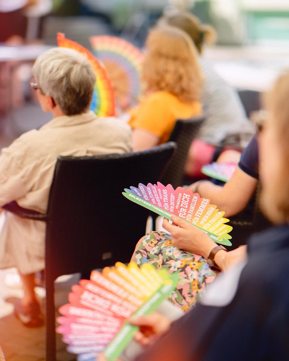katdro's tweet image. Zum 33. Mal feiert #Köln mit großer Begeisterung, Selbstbewusstsein und Freude den #ColognePride 🌈🌈🌈

Mit dem Motto „Für Menschenrechte – Viele. Gemeinsam. Stark“. 

Denn gerade jetzt braucht es Menschen, die sich für Vielfalt, Demokratie &amp;amp; Menschenrechte einsetzen. (1/2)