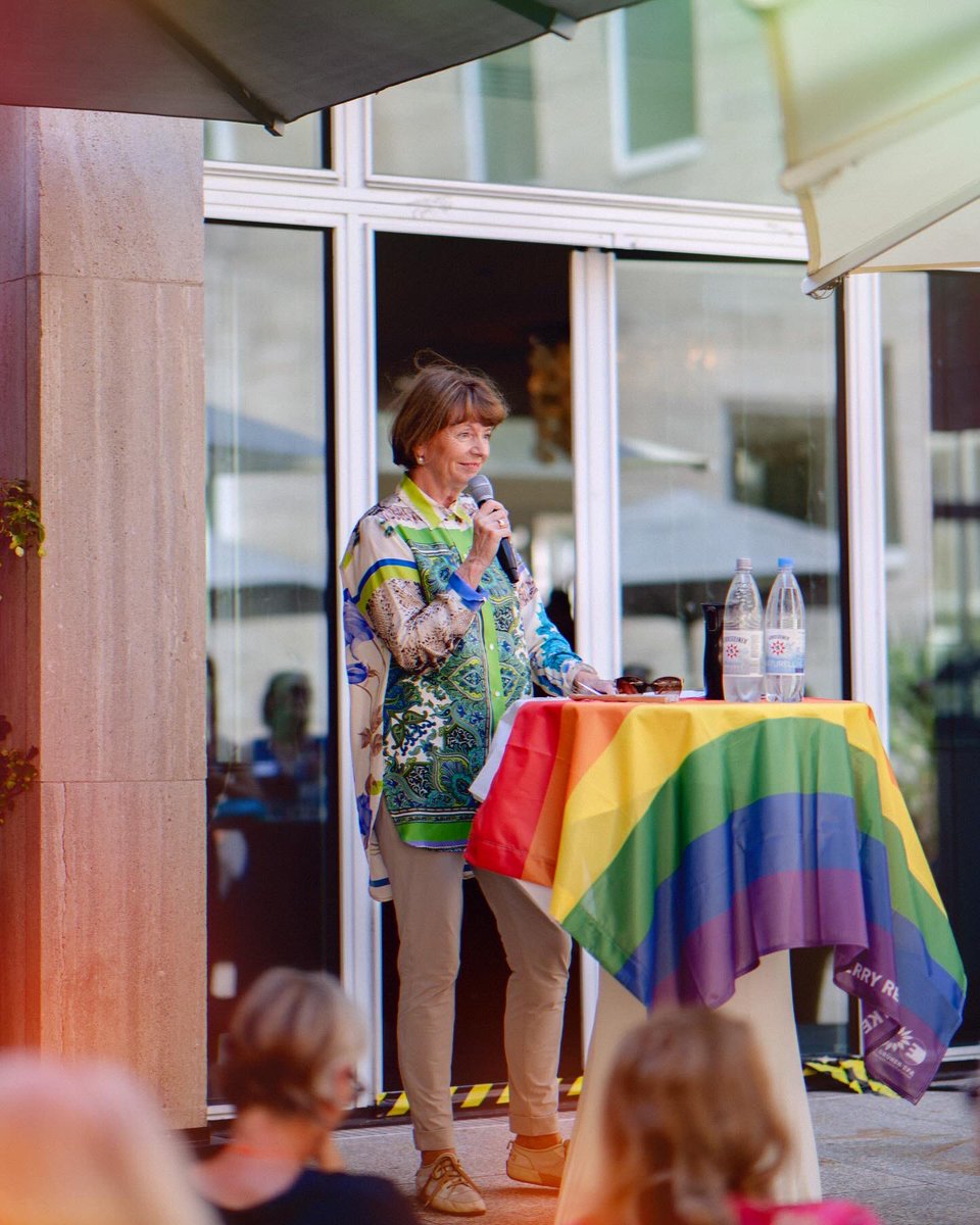 katdro's tweet image. Zum 33. Mal feiert #Köln mit großer Begeisterung, Selbstbewusstsein und Freude den #ColognePride 🌈🌈🌈

Mit dem Motto „Für Menschenrechte – Viele. Gemeinsam. Stark“. 

Denn gerade jetzt braucht es Menschen, die sich für Vielfalt, Demokratie &amp;amp; Menschenrechte einsetzen. (1/2)