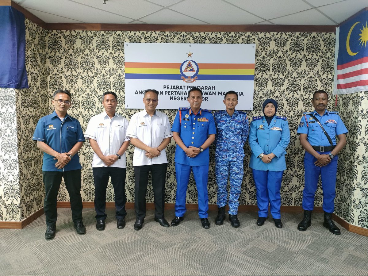 APMJohor_'s tweet photo. #KEPIMPINAN

KUNJUNGAN HORMAT JAS JOHOR KE APM JOHOR

SETIA TROPIKA, 21 Julai 2024 - YS PPj. (PA) Kamal bin Mokhtar, Pengarah APM Negeri Johor menerima kunjungan hormat daripada Dr. Mohd Famey bin Yusoff, Pengarah Jabatan Alam Sekitar (JAS) Negeri Johor. https://t.co/EkI6I8nrtW