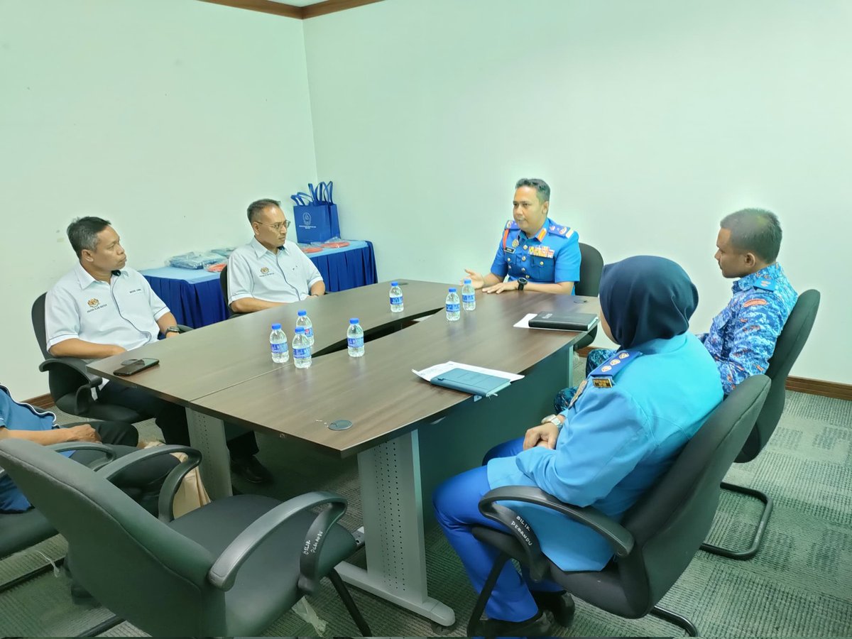 APMJohor_'s tweet photo. #KEPIMPINAN

KUNJUNGAN HORMAT JAS JOHOR KE APM JOHOR

SETIA TROPIKA, 21 Julai 2024 - YS PPj. (PA) Kamal bin Mokhtar, Pengarah APM Negeri Johor menerima kunjungan hormat daripada Dr. Mohd Famey bin Yusoff, Pengarah Jabatan Alam Sekitar (JAS) Negeri Johor. https://t.co/EkI6I8nrtW