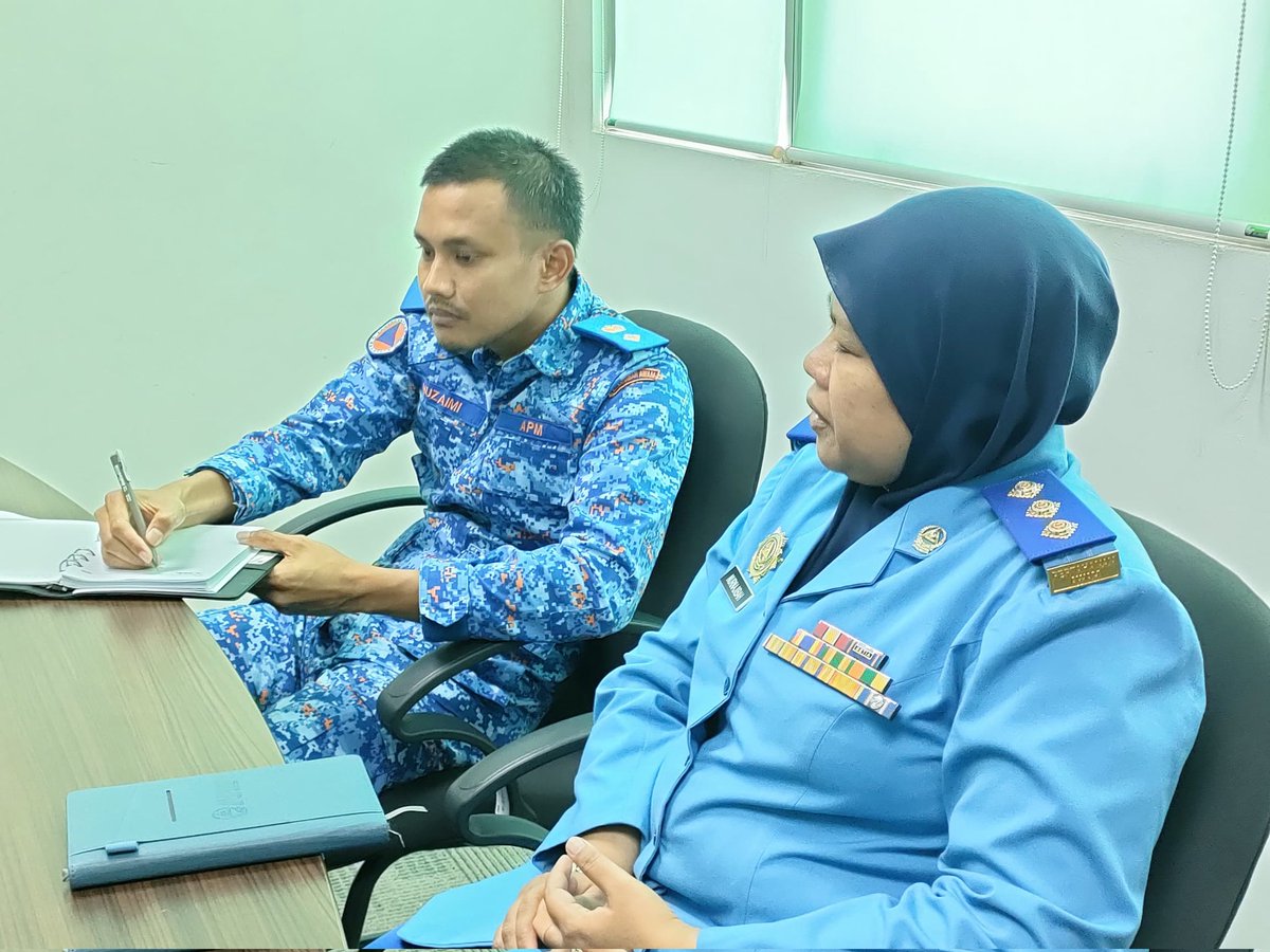 APMJohor_'s tweet photo. Turut hadir, Lt. Kol (PA) Mohd Huzaimi bin Raup, Timbalan Pengarah Pengurusan Angkatan dan Kewangan APM Johor, dan Kapt. (PA) Nurnajibah binti Abdullah, Ketua Cawangan Pengurusan Angkatan.

©️2024 Media APM Johor https://t.co/KxgFbffSZz