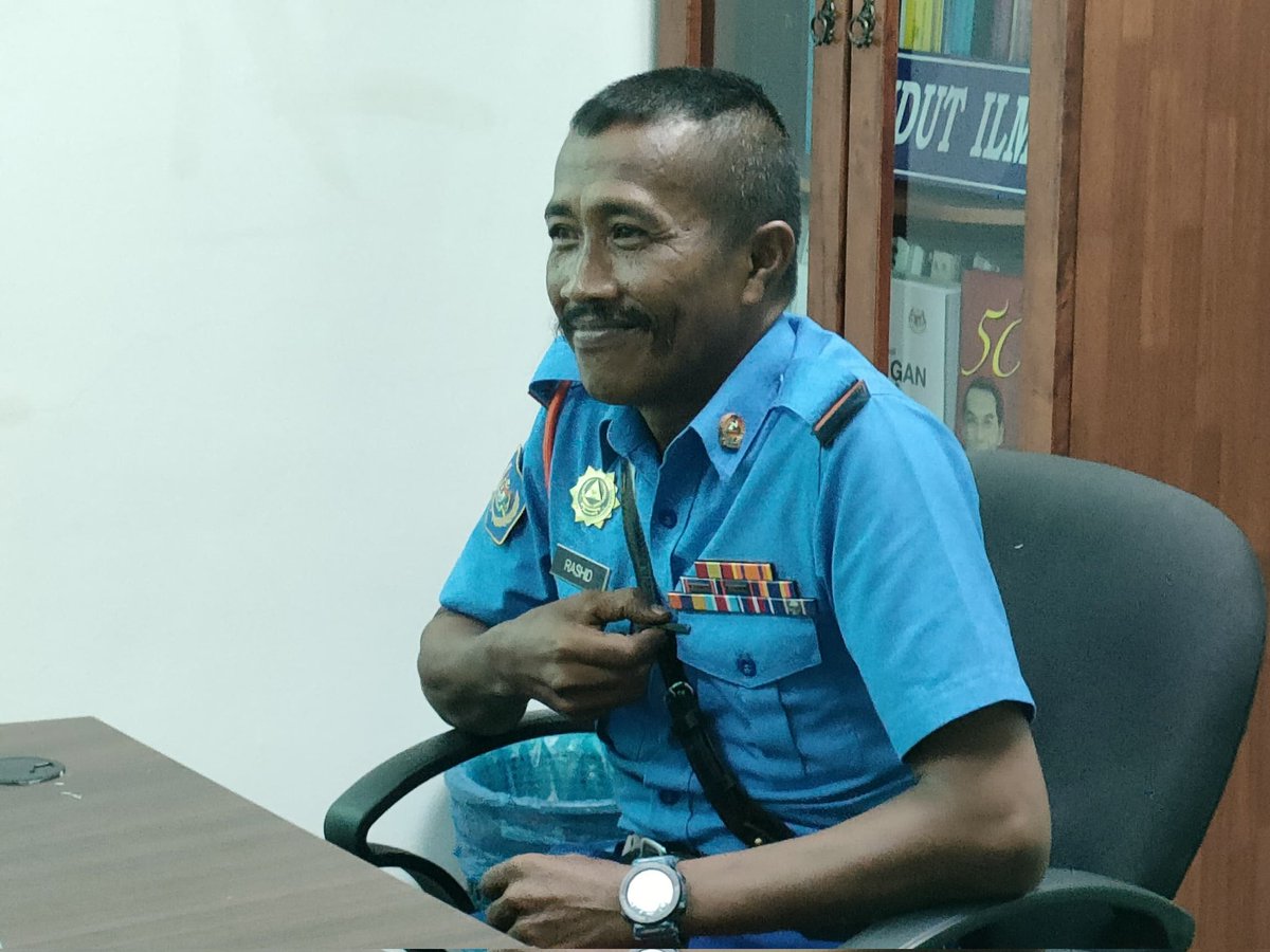 APMJohor_'s tweet photo. Turut hadir, Lt. Kol (PA) Mohd Huzaimi bin Raup, Timbalan Pengarah Pengurusan Angkatan dan Kewangan APM Johor, dan Kapt. (PA) Nurnajibah binti Abdullah, Ketua Cawangan Pengurusan Angkatan.

©️2024 Media APM Johor https://t.co/KxgFbffSZz