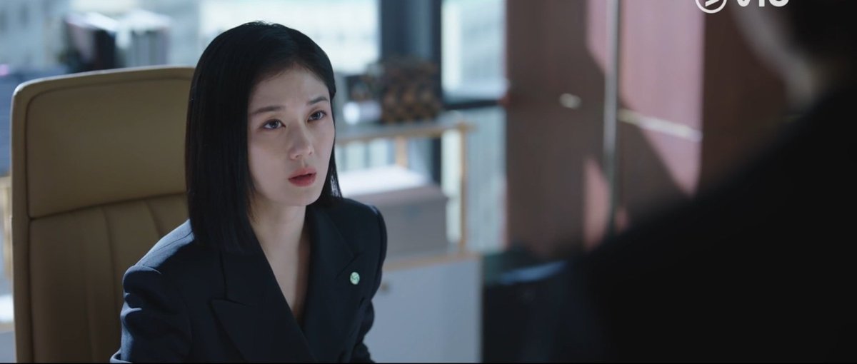 chaxiangxunya's tweet photo. Sejauh ini Eunkyung termasuk pengacara senior yg baik ke bawahannya. Yuri gatau ruang rapat, ditunjukin tanpa ba bi bu, yuri salah pandangan, dijelasin apa yg salah, klo pengacara lain apa ga langsung dimaki2 tuh 😭
#GoodPartnerEp1 #GoodPartner https://t.co/WWKfGmuZ0v
