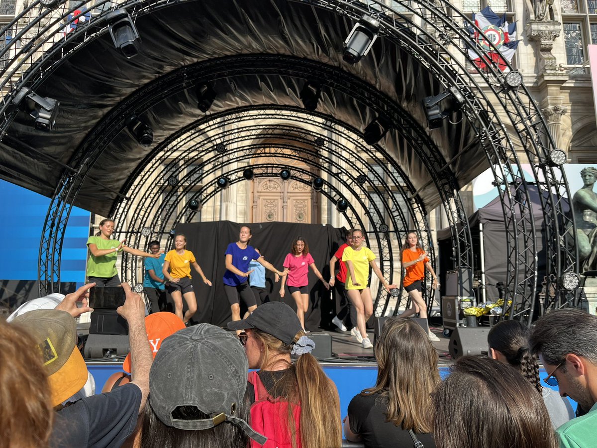 À l'inauguration de la Terrasse des Jeux sur le parvis de l'Hôtel de Ville, les étudiantes et étudiants sportifs de la <a href="/LIFSUPARIS/">Ligue Paris - Ile de France FFSU</a> font une démonstration très réussie de la danse des jeux #UDanse