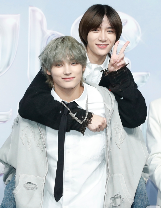 AboutMusicYT's tweet photo. TXT's Beomgyu and Kai being playful at the red carpet of Gayo Daejeon. https://t.co/6gz0FyOX3M