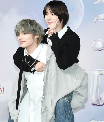 AboutMusicYT's tweet photo. TXT's Beomgyu and Kai being playful at the red carpet of Gayo Daejeon. https://t.co/6gz0FyOX3M