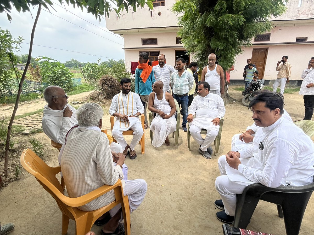 #विधानसभा क्षेत्र- #बलिया_नगर में…

उग्रसेनपुर , ओझा कछुआ निवासी श्री अनिल मिश्र जी के युवा अनुज के दुःखद निधन पर परिवारजनों से मिलकर शोक संवेदना व्यक्त किया।