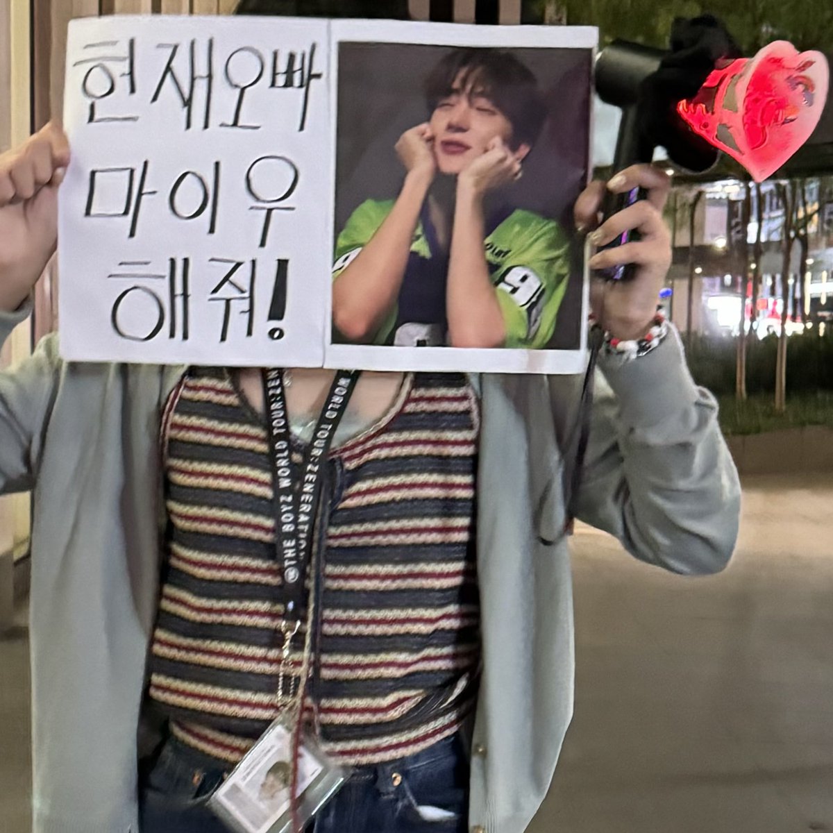 sandii0127's tweet photo. my reaction to hyunjae noticing my banner, “OMG!!!!!” i finally got to see him doing maiyu irl GOODBYE😭😭😭😭😭 #THEBOYZ #더보이즈 #HYUNJAE #현재 #ZENERATION2 #제너레이션2 #ZENERATION2_in_NEWYORK #ZENERATION2_in_USA https://t.co/F6JxS2X0Dv