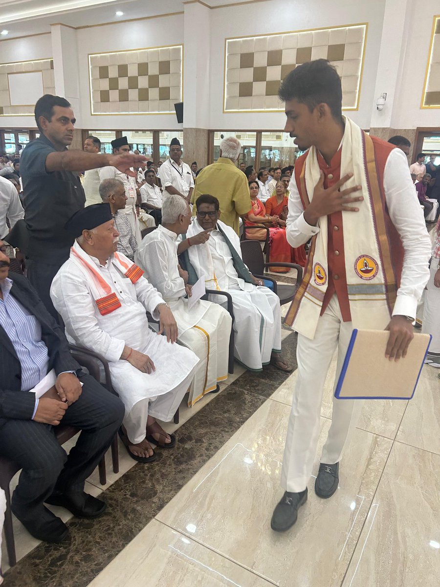 ShridSuresh's tweet photo. @RSSorg @DrMohanBhagwat 
Guruji very happy to have been blessed by you in this auspicious day of Guru Purnima with my IITM Degree🙏 https://t.co/5SY2b0vLEv