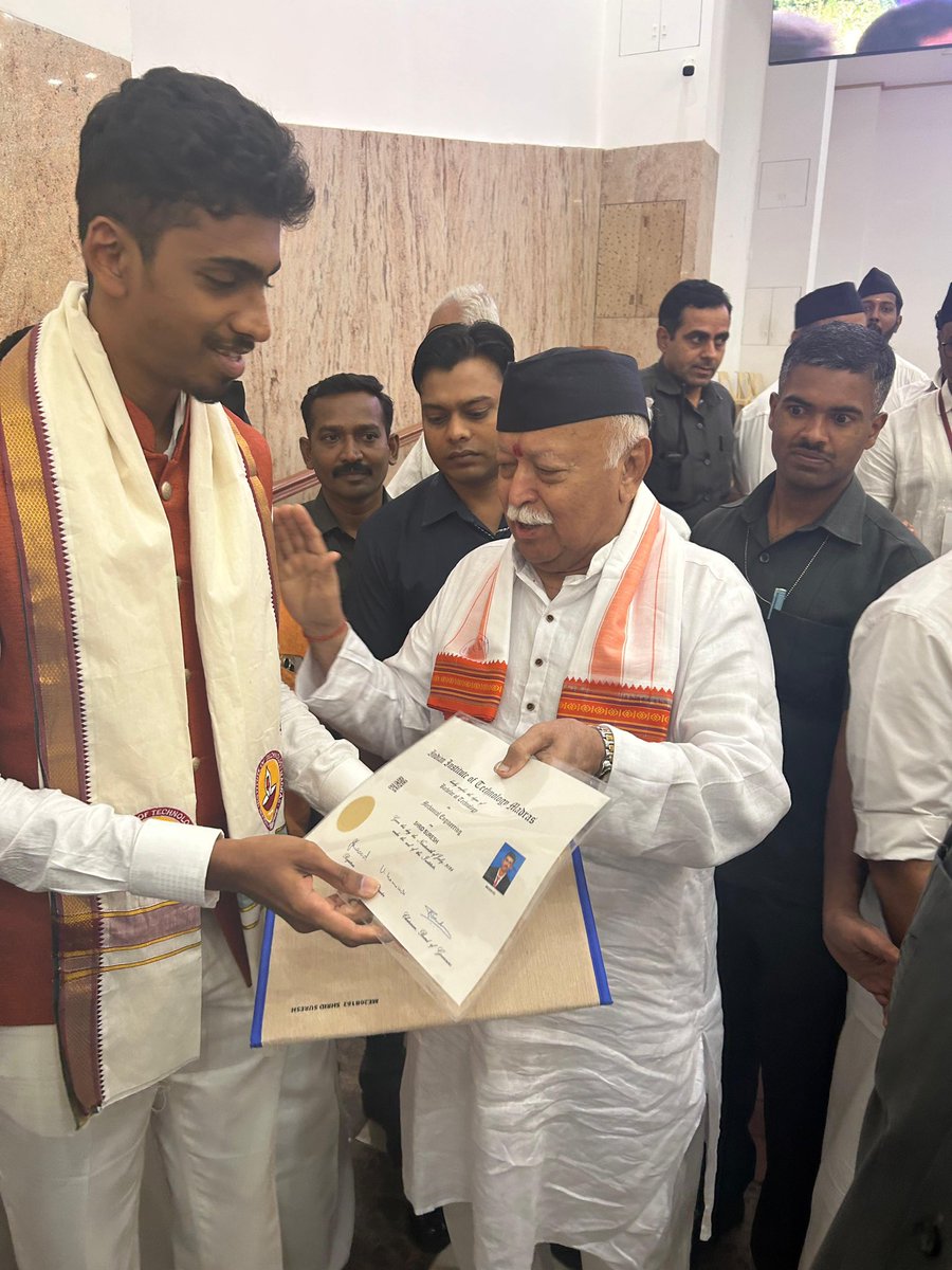 ShridSuresh's tweet photo. @RSSorg @DrMohanBhagwat 
Guruji very happy to have been blessed by you in this auspicious day of Guru Purnima with my IITM Degree🙏 https://t.co/5SY2b0vLEv