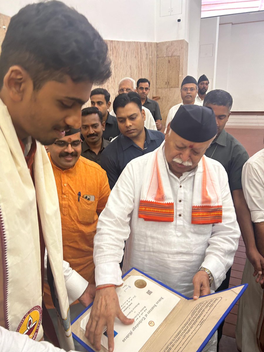 ShridSuresh's tweet photo. @RSSorg @DrMohanBhagwat 
Guruji very happy to have been blessed by you in this auspicious day of Guru Purnima with my IITM Degree🙏 https://t.co/5SY2b0vLEv