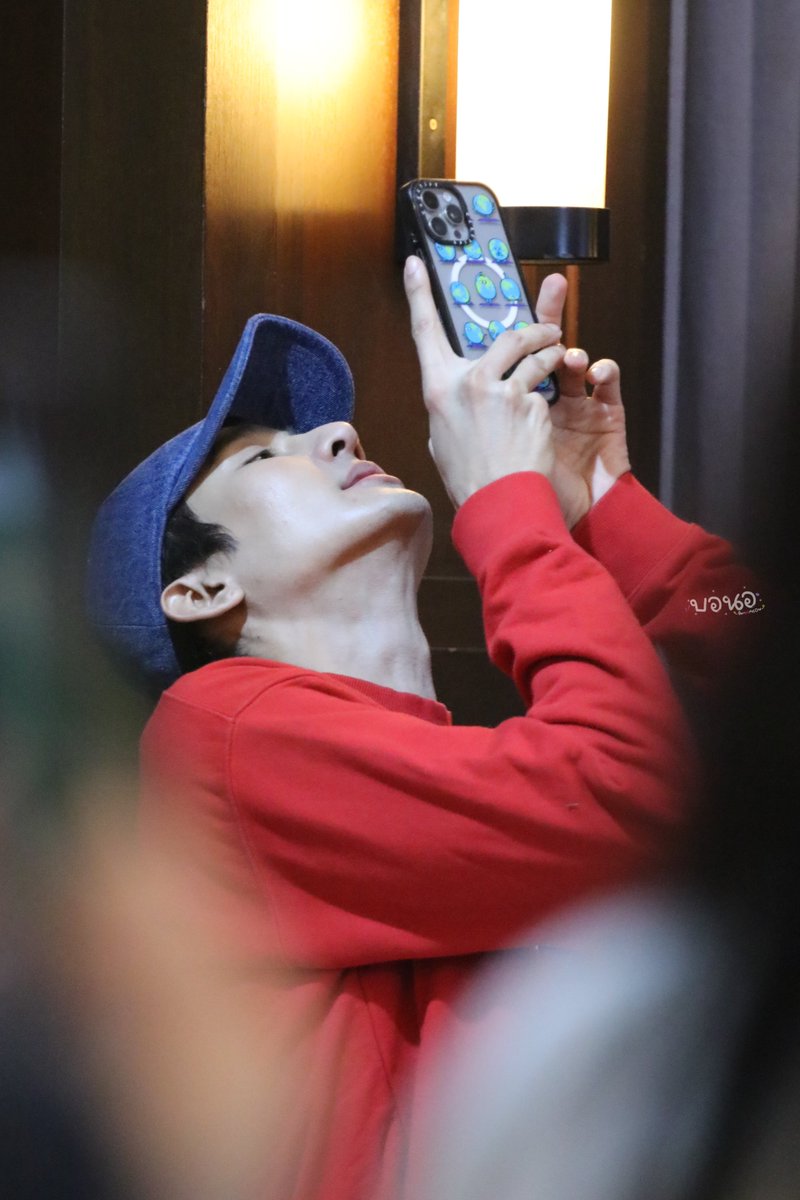 BNMixmeow's tweet photo. มีคนแอบถ่ายมิกซ์ถือดอกไม้📸

#WonderMIXLand
•˖ #Mixxiw ｡ #Earthpirapat ˖• https://t.co/SC40ml6fGc