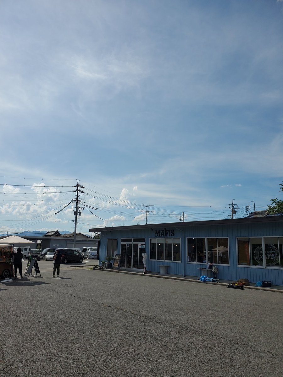 konbiniobachan's tweet photo. 通るたんび気になってたさ
何のお店なん？と
今日さキッチンカー出てたりして
今日こそ寄ろう

オシャンティな雑貨屋さん
手作りの食器やアクセサリーetc
今日は作家さんたちいててなんやらイベン中
ほほう👀👀👀👀👀👀👀
 #MAFIS https://t.co/FEi8JjWKiC