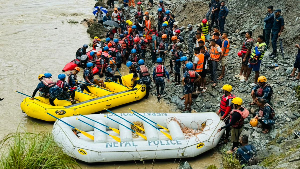 नेपाली सुरक्षाकर्मीहरु सहित भारतबाट आएको विपद् उद्धार टोली (National Disaster Response Force) को संयुक्त टोलीले आज विहान ८:४५ बजेदेखि चितवनको सिमलताल पहिरोमा परी बेपत्ता भएका यात्रु र बसको खोजी तथा उद्धार कार्य सुरु गरेको छ।