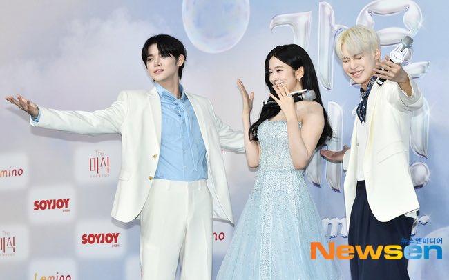 translatingTXT's tweet photo. mc jjunie with his co-hosts for gayo daejeon summer 🩷 https://t.co/IblSXixtU1