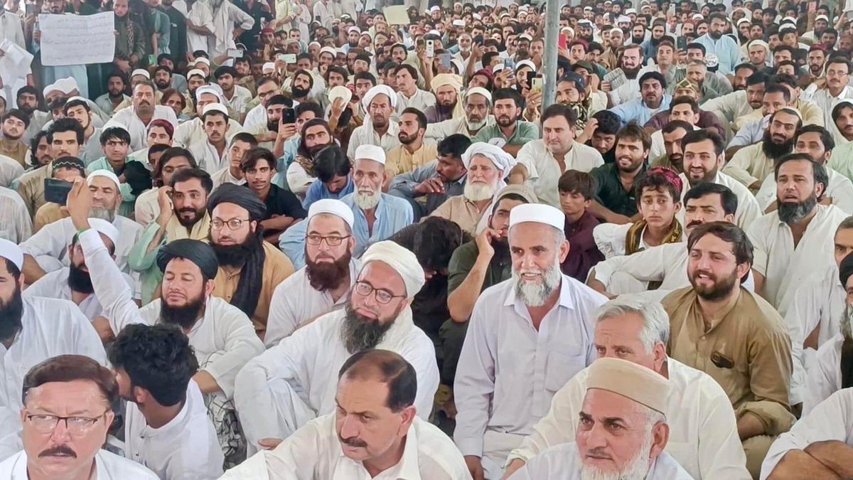 peer_motasim's tweet photo. اس شدید گرمی میں بھی بنوں کے عوام سخت ترین حالات کا مقابلہ کر رہے ہیں اور دہشتگردی کے خلاف یکجہتی سے تیسرے روز بھی دھرنا دے رہے ہیں۔ ہمارا حکمران وقت سے ایک ہی مطالبہ ہے کہ ہمیں اپنی سرزمین پر امن چاہیے۔
#BannuRejectsTerrorism 
#BannuAmanPasoon https://t.co/KIWUE6Em4Z