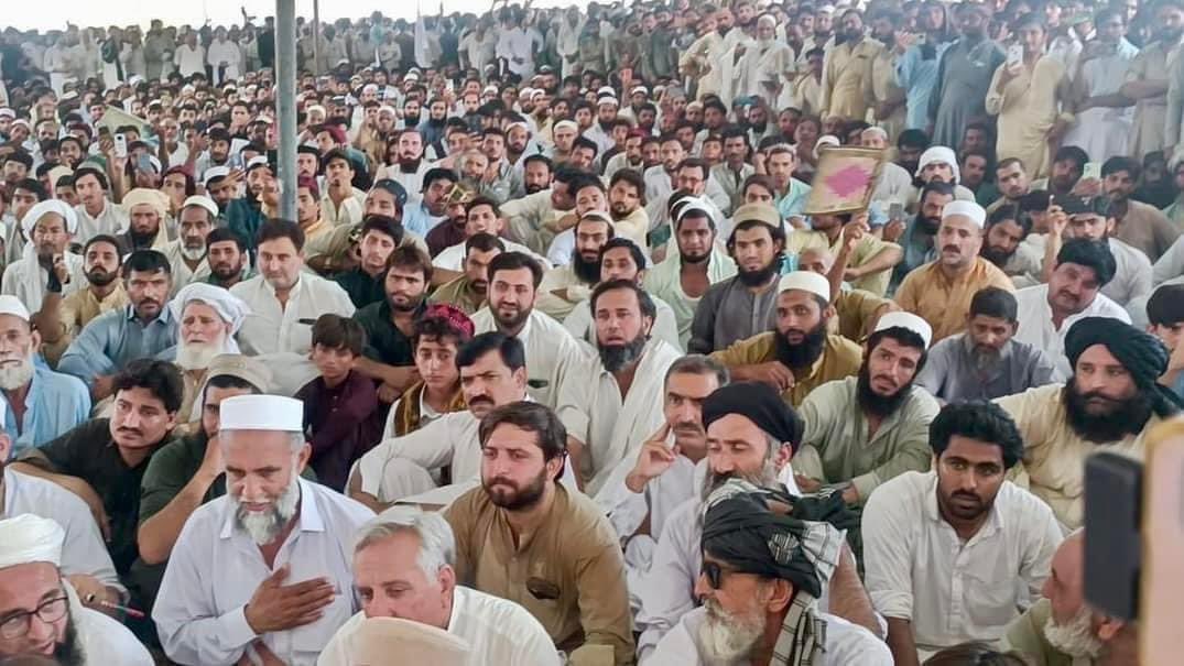 peer_motasim's tweet photo. اس شدید گرمی میں بھی بنوں کے عوام سخت ترین حالات کا مقابلہ کر رہے ہیں اور دہشتگردی کے خلاف یکجہتی سے تیسرے روز بھی دھرنا دے رہے ہیں۔ ہمارا حکمران وقت سے ایک ہی مطالبہ ہے کہ ہمیں اپنی سرزمین پر امن چاہیے۔
#BannuRejectsTerrorism 
#BannuAmanPasoon https://t.co/KIWUE6Em4Z
