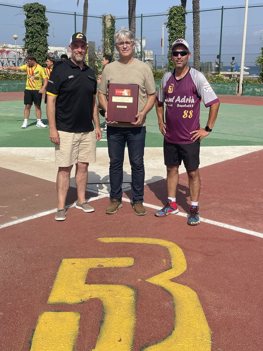 Felicitats <a href="/cbs_sab_bcnorth/">CBS Sant Adrià, BCN North</a> per guanyar el 1r Campionat de la Història de Baseball5. 

Gràcies a tots els participants per fer-ho possible. 4 equips i 48 partits, bona feina de totes i tots.

Gràcies <a href="/AjSantAdria/">Ajuntament SantAdrià</a> per fer possible la organització i tenir una instal.lació digne.