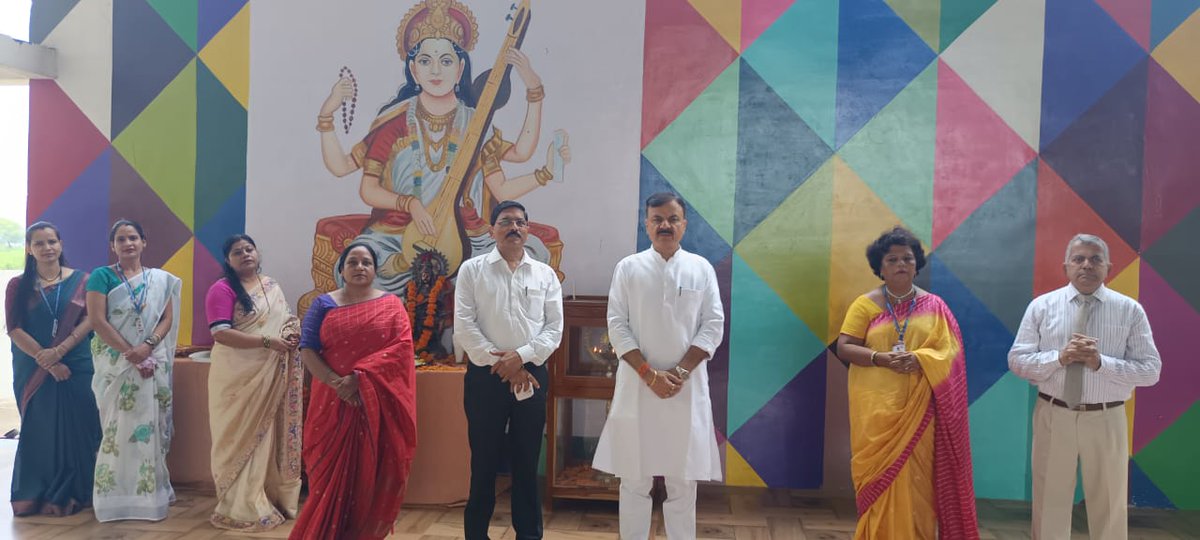 udaypratapmp's tweet photo. आज गुरु पूर्णिमा के अवसर पर RDPS राजमार्ग में "गुरु पूर्णिमा महोत्सव" में शामिल हुए एवं उपस्थित छात्र/छात्राओं को संबोधित कर आचार्य गणों को सम्मानित किया। https://t.co/7hCqyVhXJB