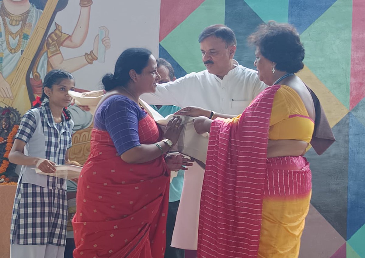udaypratapmp's tweet photo. आज गुरु पूर्णिमा के अवसर पर RDPS राजमार्ग में "गुरु पूर्णिमा महोत्सव" में शामिल हुए एवं उपस्थित छात्र/छात्राओं को संबोधित कर आचार्य गणों को सम्मानित किया। https://t.co/7hCqyVhXJB