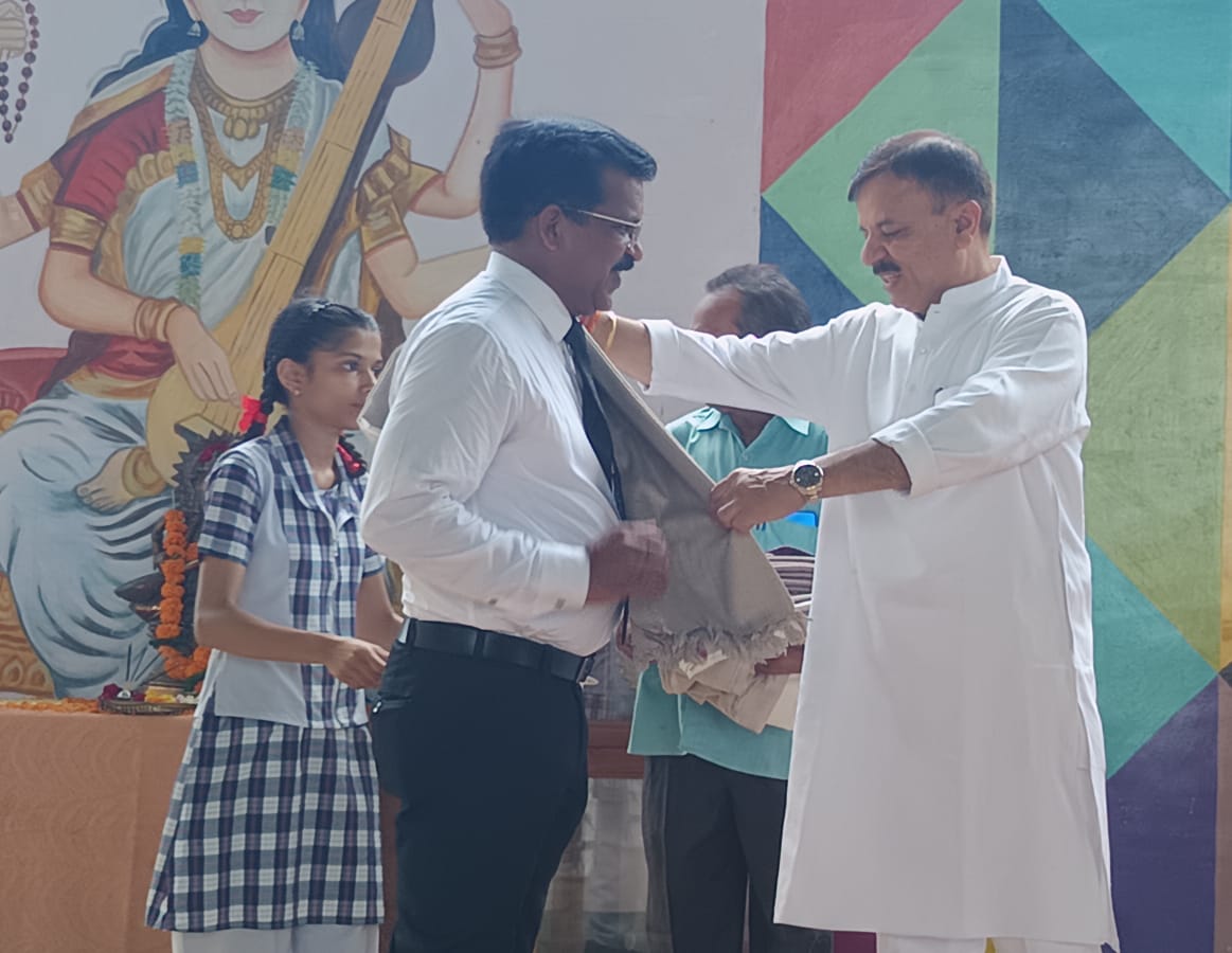 udaypratapmp's tweet photo. आज गुरु पूर्णिमा के अवसर पर RDPS राजमार्ग में "गुरु पूर्णिमा महोत्सव" में शामिल हुए एवं उपस्थित छात्र/छात्राओं को संबोधित कर आचार्य गणों को सम्मानित किया। https://t.co/7hCqyVhXJB