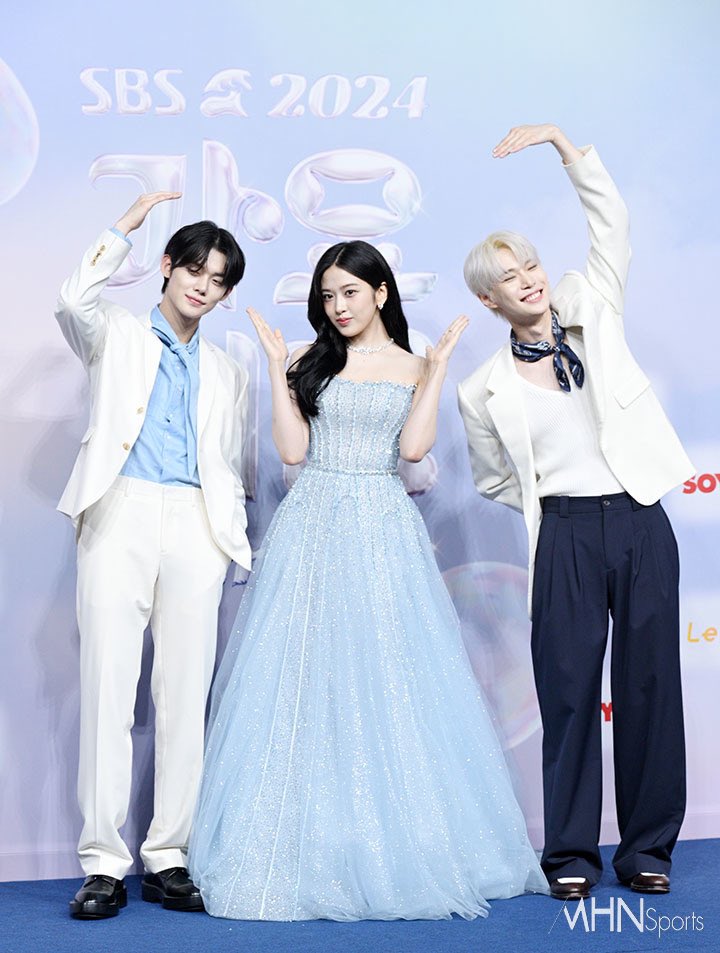 translatingTXT's tweet photo. mc jjunie with his co-hosts for gayo daejeon summer 🩷 https://t.co/IblSXixtU1